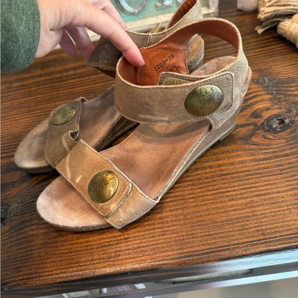 Taos Womens Carousel 3 Tan Leather Wedge Sandals Size 39 US 8-8.5 Comfort Shoes